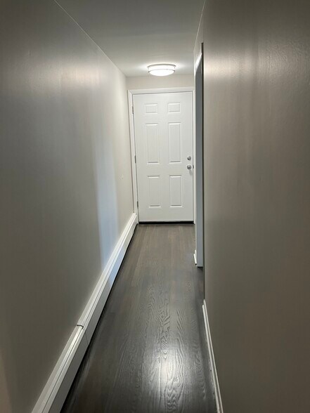 Building Photo - 386 Main St