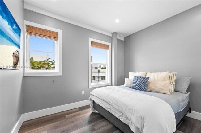 Building Photo - Charming 2BR Townhome in Miami Beach