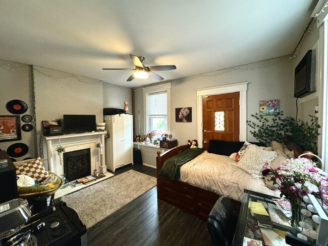 Building Photo - 5 bed/2 bath Mins. from UC Campus for Only...