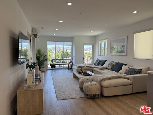 Building Photo - 9842 Vidor Dr