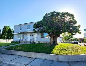 Building Photo - Pet Friendly, Fully Fenced Richland Duplex!