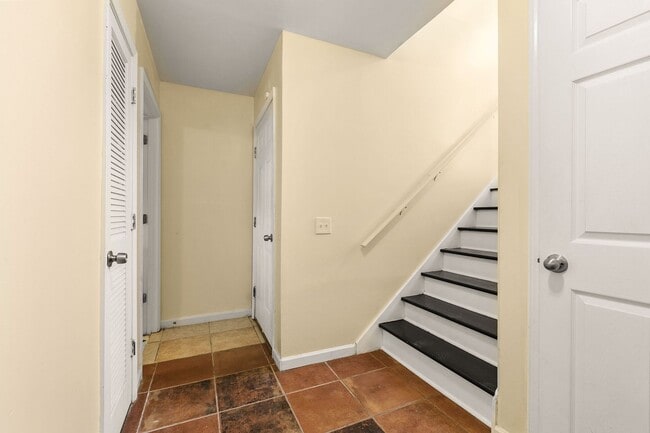 Building Photo - Charming Flowery Branch Home!