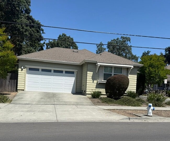 Building Photo - Single Level 3 Bedroom 2 Bath House in West Santa Rosa