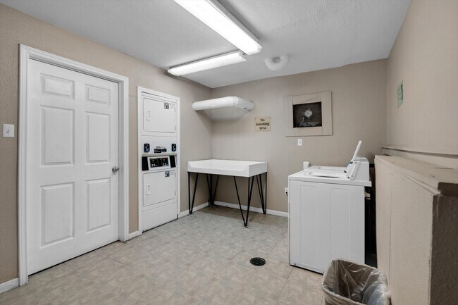 Building Photo - 6300 Seawall Blvd
