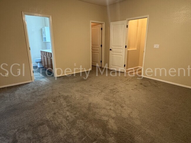 Building Photo - 44572 W Santa Fe Ave