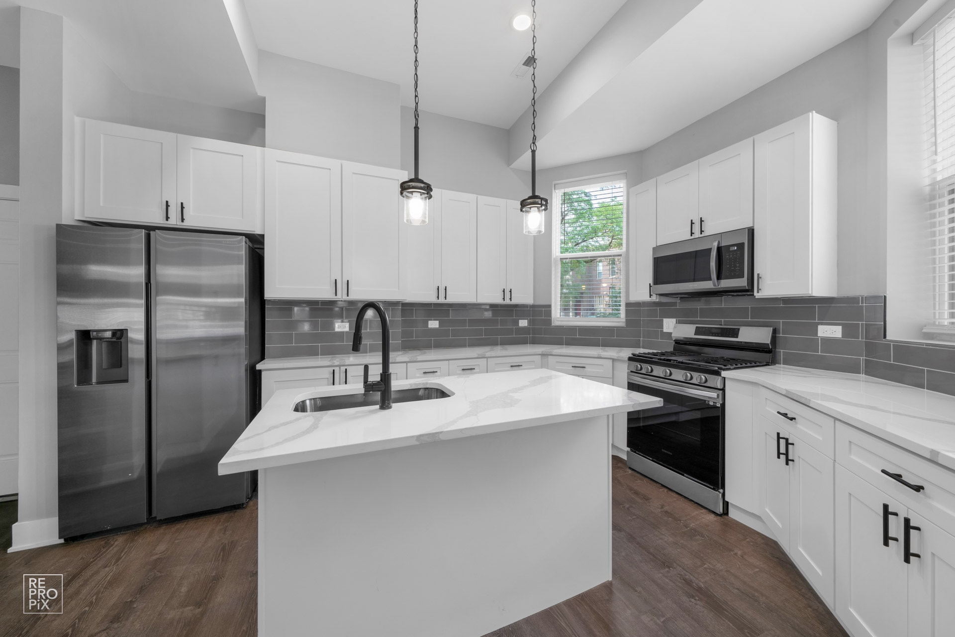 Building Photo - 700 S Loomis St