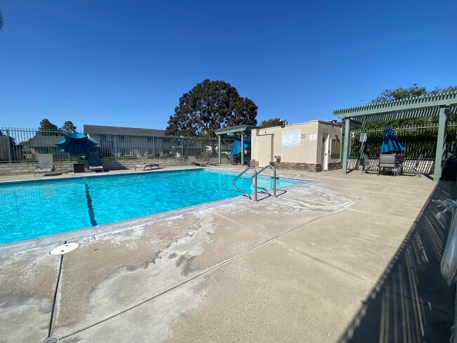 Building Photo - Two Bedroom Huntington Beach Townhouse w/ ...