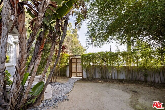 Building Photo - 601 Crestmoore Pl