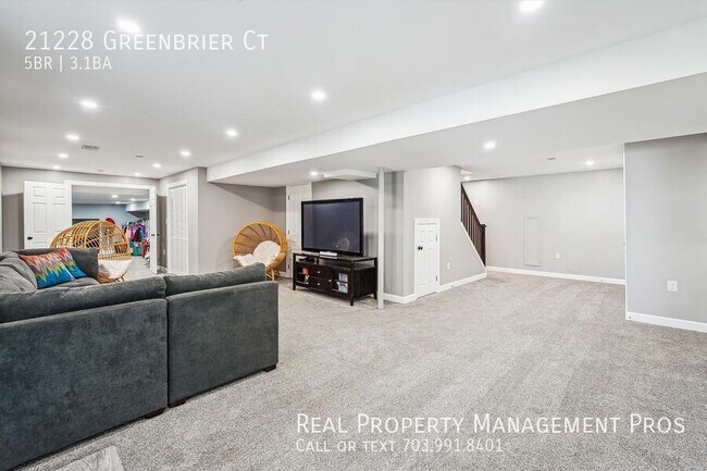 Building Photo - 21228 Greenbrier Ct