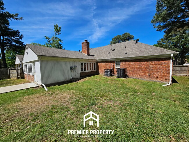 Building Photo - Massive 5BR/3BA Executive Home in East Memphis | Screened Porch & 2,200+ Sq Ft