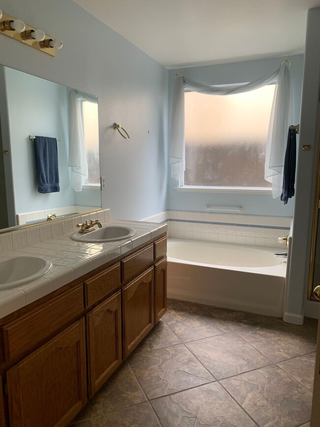 Building Photo - 3 Bedroom 2 Bath available Now