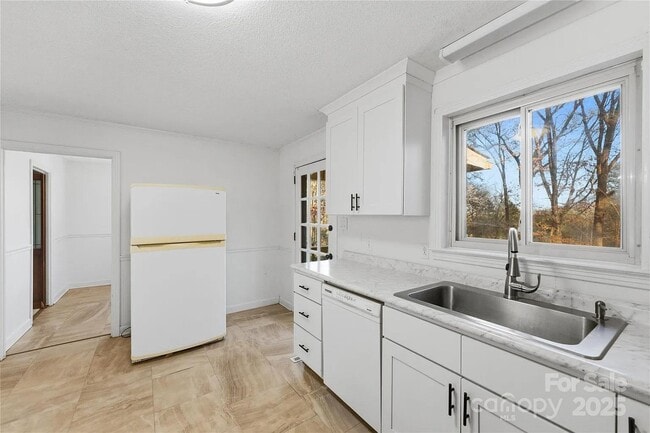 Building Photo - 1051 Cox Mill Rd