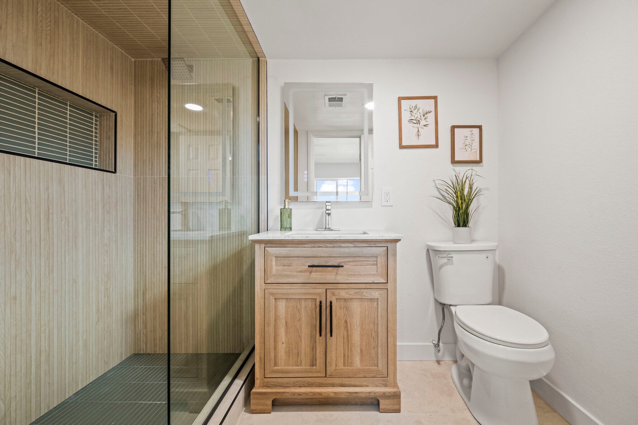 Main Bathroom - 2225 E Monterosa St