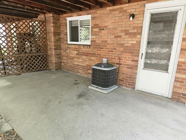 Building Photo - Well-Maintained 2BR Townhome w/ Garage, Storage & Transit Access – Beechview