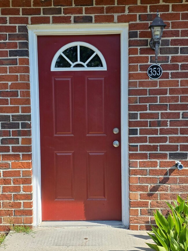 Building Photo - Move in Ready Townhouse l!