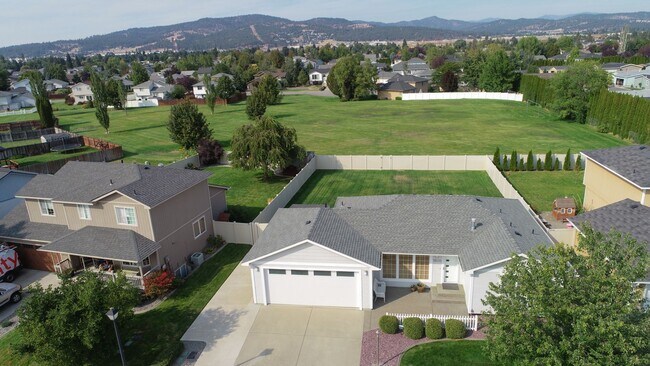 Building Photo - 3 Bed 2 Bath fully updated home adjacent to park & shopping