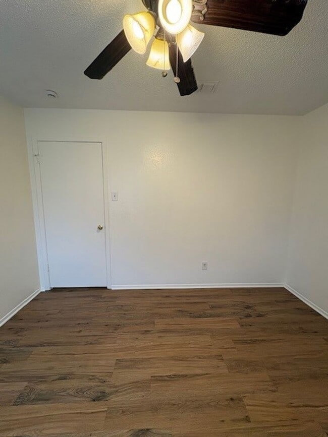 Building Photo - 3 Bedroom Duplex!