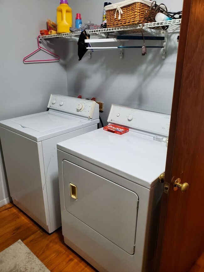 Building Photo - Immaculate 3BR home near parks and trails, eateries and quick highway access