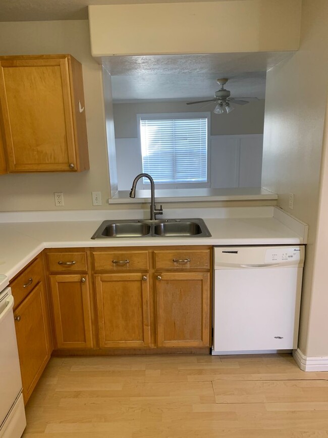 Building Photo - Draper Town Home w/3 bed, 2 1/2 bath and g...