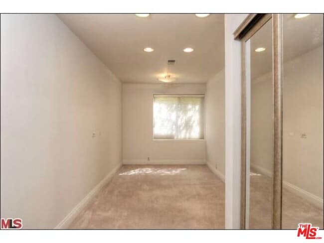 Building Photo - 318 N Maple Dr
