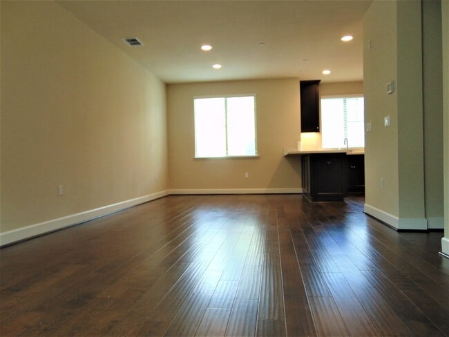 Building Photo - Beautiful Brand New Townhome in Sage Community