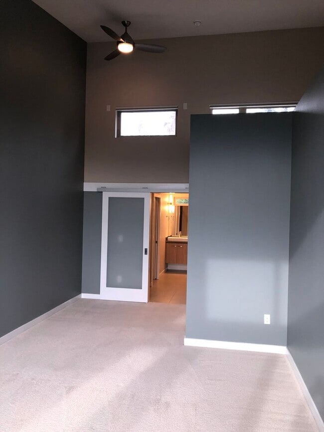 Building Photo - 3bd/2.25ba Issaquah Townhome