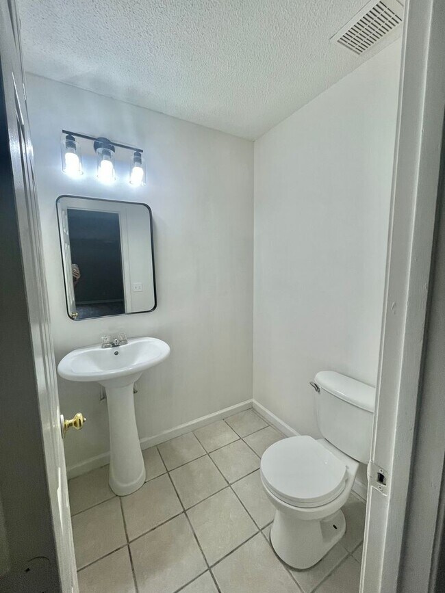 Building Photo - Spacious 4-Bedroom, 2-Bath Home with Fenced Backyard & Lawn Care Included