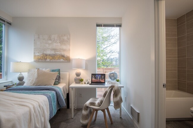 Building Photo - Modern 3BR/3BA Townhouse with Rooftop Views in Yesler Terrace