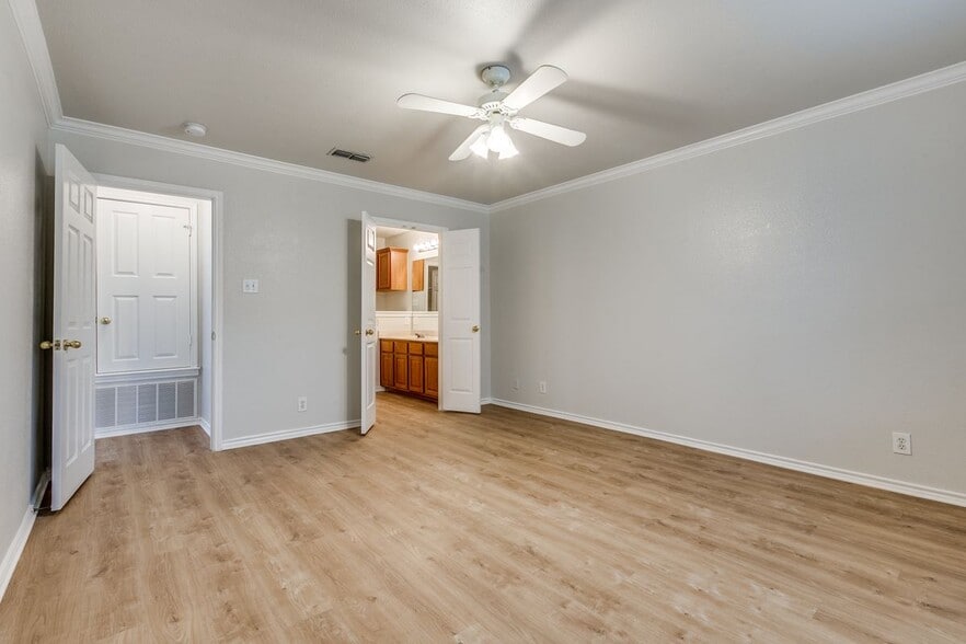 Building Photo - 2214 Sun Chase Blvd