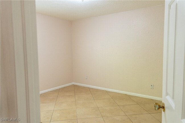 Building Photo - 4627 Bayshore Dr