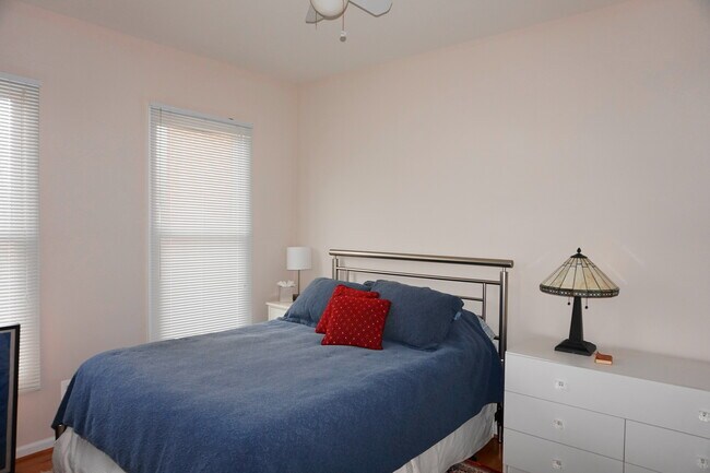 Building Photo - Charming 3Bedroom/3.5Bath Townhome in Ridg...