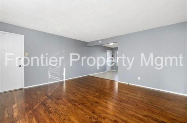 Building Photo - 2 Bedroom, 1 Bath Apartment