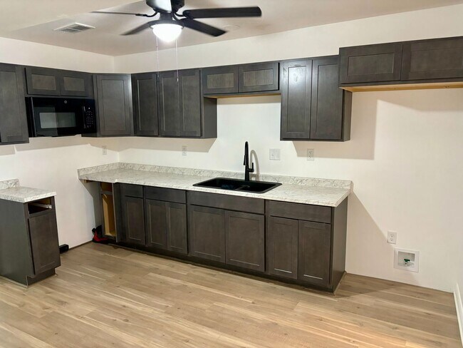 Building Photo - Beautiful 2 bedroom home