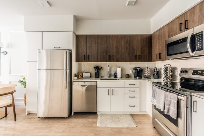 Building Photo - 320 Queen Anne Ave N