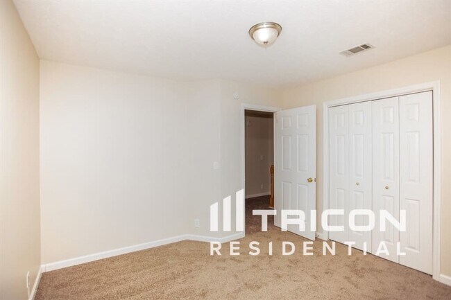 Building Photo - 2041 Glastonbury Dr
