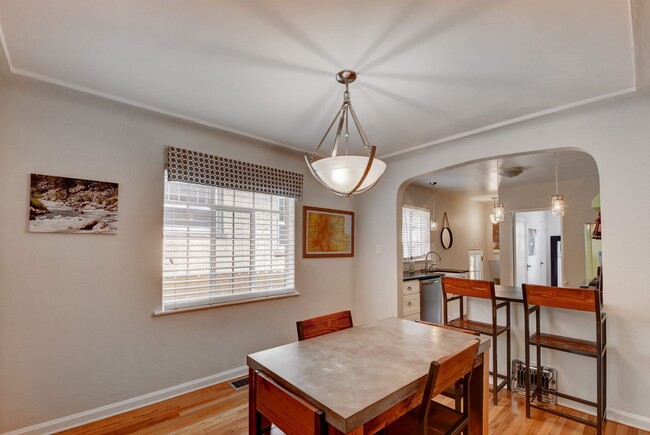 Building Photo - Gorgeous duplex near Cherry Creek!