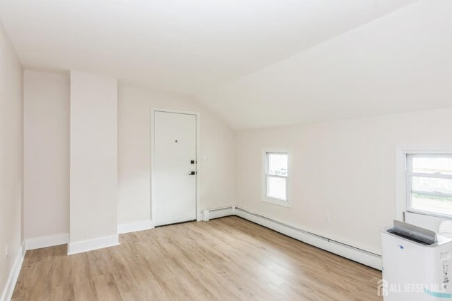 Building Photo - 176 Manalapan Rd