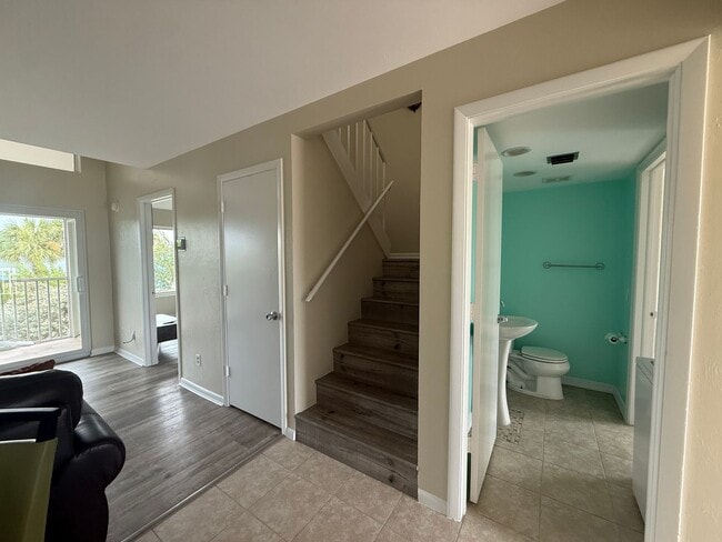 Building Photo - Family Friendly 3 Bedroom Townhome Style C...