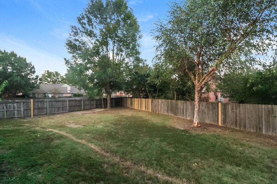 Building Photo - 636 Old River Cove