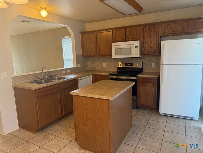 Building Photo - 2300 Maedell Dr