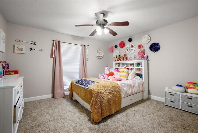 Building Photo - 617 Woodview Dr