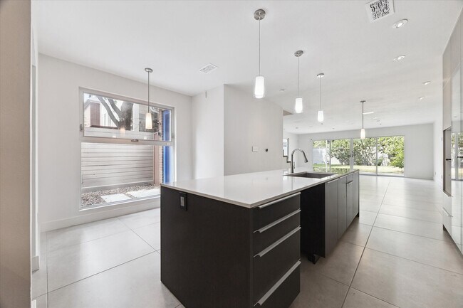 Building Photo - 1222 Marconi St