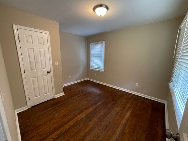 Building Photo - 3 bed 1 bath in Atlanta!