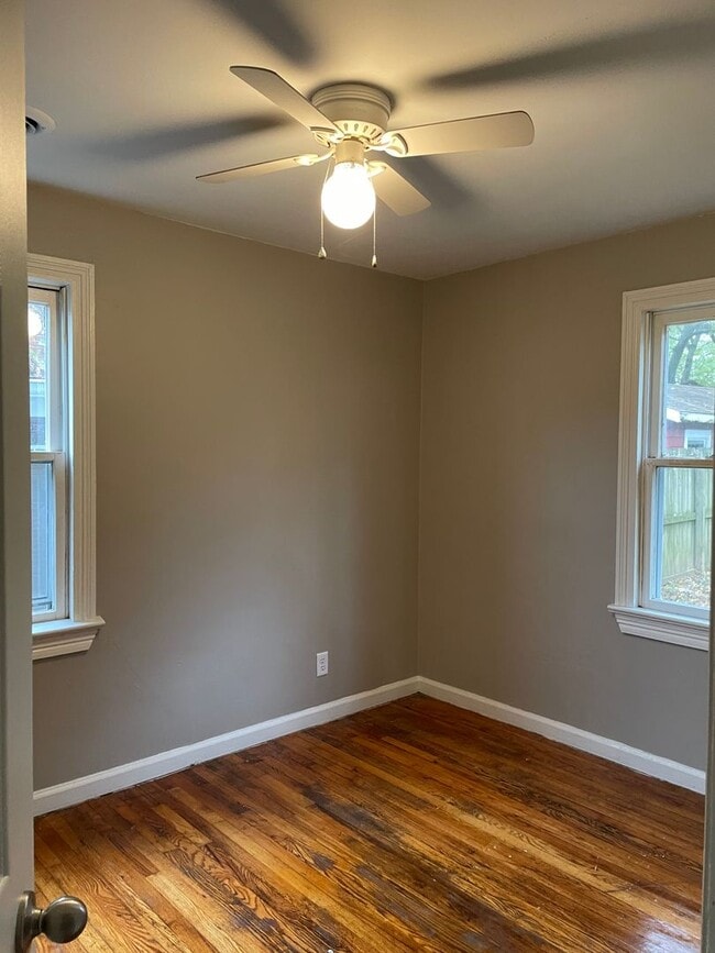 Building Photo - New kitchen!  3 beds, 1 bath large fenced yard