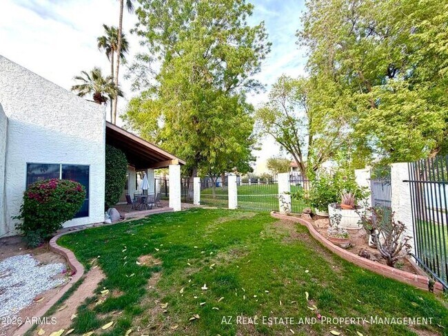 Building Photo - 2901 W Sierra St