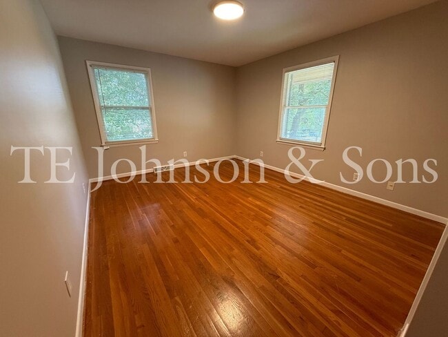 Building Photo - A Great Ardmore Townhouse Waiting For You!