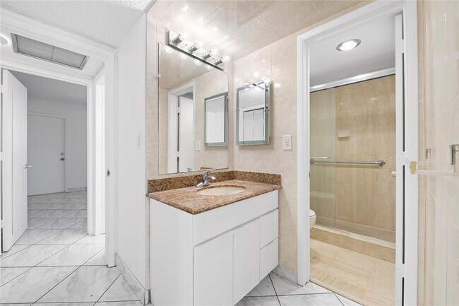 Building Photo - 1069 Hillsboro Mile