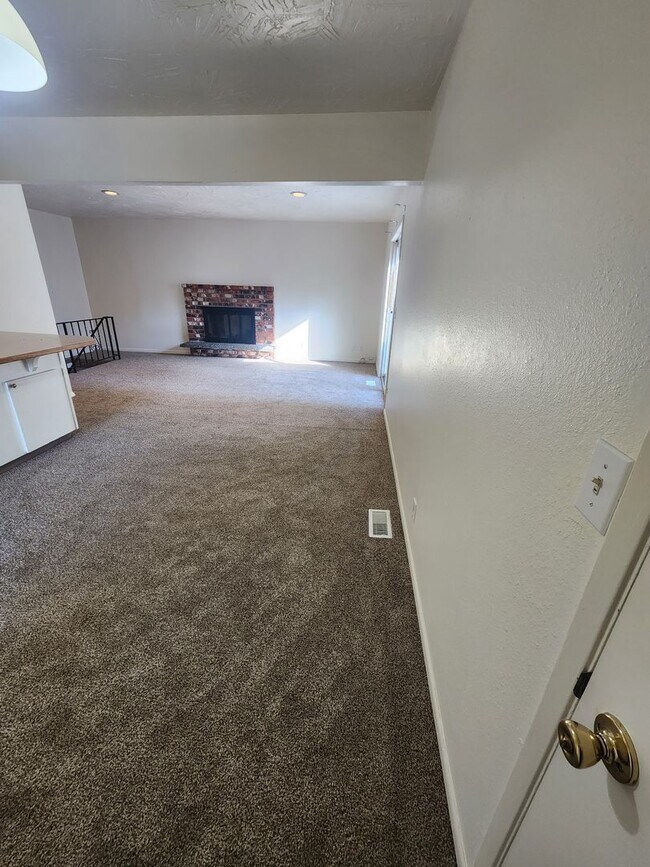 Building Photo - SINGLE FAMILY HOME ON HILLCREST (APP#72)