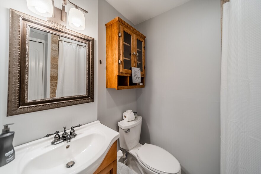 Building Photo - 3147 Windsor Dr