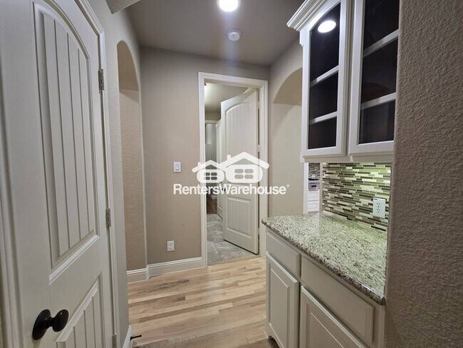 Building Photo - FOR RENT - MOVE IN READY in the highly sou...